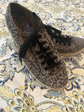 BORN - Sueded Leopard Print Lace-Up Sneakers - Gray